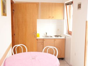 19128565-Ferienwohnung-4-Njivice-300x225-3