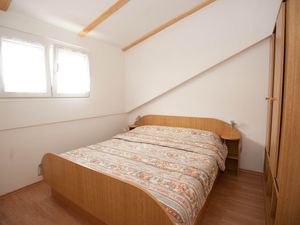 19128565-Ferienwohnung-4-Njivice-300x225-4