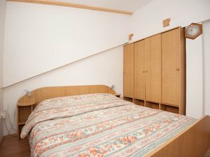 19128565-Ferienwohnung-4-Njivice-300x225-5