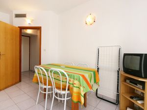 19128567-Ferienwohnung-4-Njivice-300x225-2