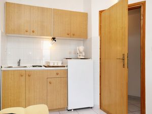 19128567-Ferienwohnung-4-Njivice-300x225-3