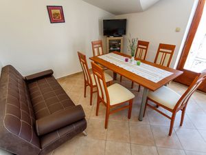 23571785-Ferienwohnung-6-Njivice-300x225-1