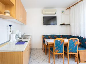 23571782-Ferienwohnung-4-Njivice-300x225-3