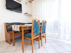 23571782-Ferienwohnung-4-Njivice-300x225-4