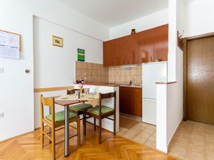 23571787-Ferienwohnung-2-Njivice-300x225-3