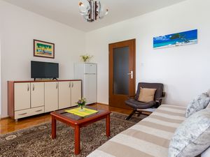 23571791-Ferienwohnung-4-Njivice-300x225-3