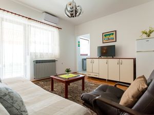 23571791-Ferienwohnung-4-Njivice-300x225-4