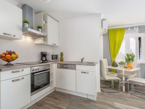 23875730-Ferienwohnung-4-Njivice-300x225-5