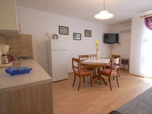 23916981-Ferienwohnung-4-Njivice-300x225-3