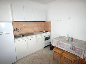 23917012-Ferienwohnung-4-Njivice-300x225-4