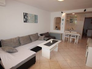 23917013-Ferienwohnung-4-Njivice-300x225-0