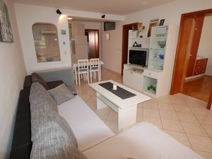 23917013-Ferienwohnung-4-Njivice-300x225-1