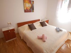 23917013-Ferienwohnung-4-Njivice-300x225-5