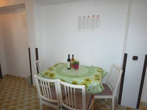 23917075-Ferienwohnung-4-Njivice-300x225-3