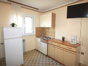 23917075-Ferienwohnung-4-Njivice-300x225-4