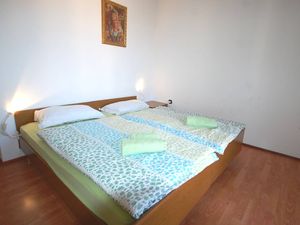 23917075-Ferienwohnung-4-Njivice-300x225-5