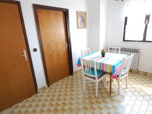 23917074-Ferienwohnung-4-Njivice-300x225-2