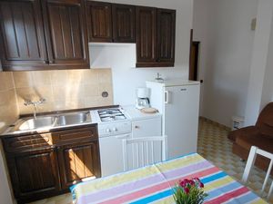 23917074-Ferienwohnung-4-Njivice-300x225-3