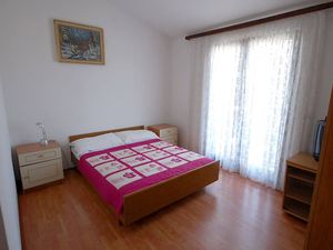 23917074-Ferienwohnung-4-Njivice-300x225-4