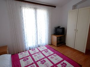 23917074-Ferienwohnung-4-Njivice-300x225-5