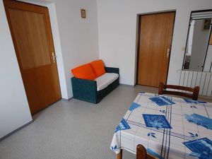 23917082-Ferienwohnung-2-Njivice-300x225-3