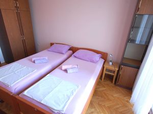 23917082-Ferienwohnung-2-Njivice-300x225-5