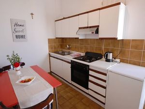 23917153-Ferienwohnung-3-Njivice-300x225-2