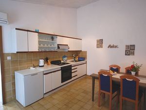 23917161-Ferienwohnung-4-Njivice-300x225-2