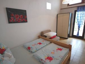 23917161-Ferienwohnung-4-Njivice-300x225-5