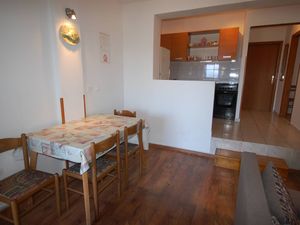 23917162-Ferienwohnung-5-Njivice-300x225-3