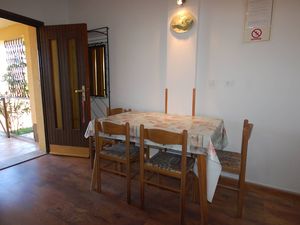 23917162-Ferienwohnung-5-Njivice-300x225-4