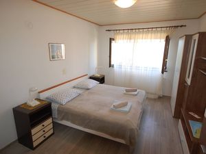 23917164-Ferienwohnung-6-Njivice-300x225-5