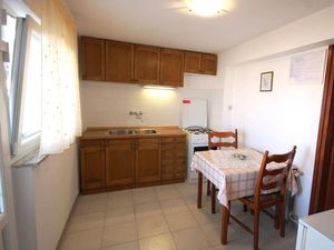 23917177-Ferienwohnung-2-Njivice-300x225-2