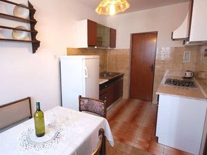 23917181-Ferienwohnung-7-Njivice-300x225-4