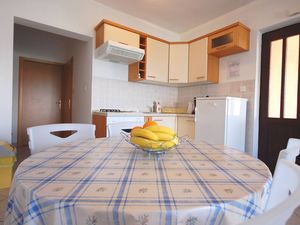 23918342-Ferienwohnung-4-Njivice-300x225-3