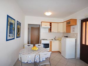 23918342-Ferienwohnung-4-Njivice-300x225-5