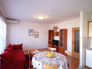 23918335-Ferienwohnung-4-Njivice-300x225-1