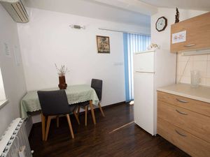 23919397-Ferienwohnung-3-Njivice-300x225-5