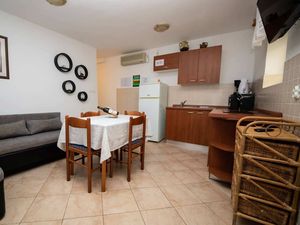 23919399-Ferienwohnung-6-Njivice-300x225-2