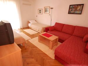 23919401-Ferienwohnung-4-Njivice-300x225-1