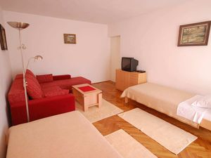 23919401-Ferienwohnung-4-Njivice-300x225-2