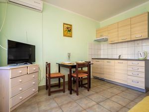 23920329-Ferienwohnung-3-Njivice-300x225-2