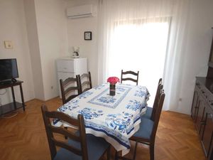 23996368-Ferienwohnung-6-Njivice-300x225-1