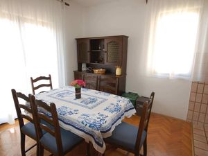 23996368-Ferienwohnung-6-Njivice-300x225-2