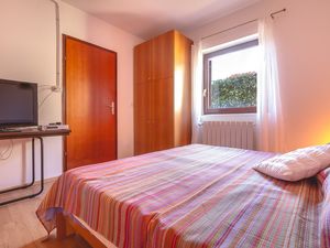 23928455-Ferienwohnung-3-Njivice-300x225-5