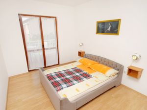 23928473-Ferienwohnung-5-Njivice-300x225-3