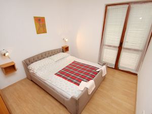 23928474-Ferienwohnung-4-Njivice-300x225-5