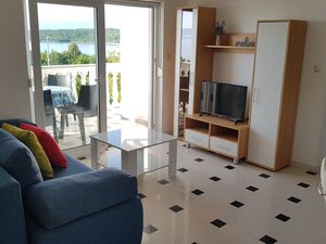 23928419-Ferienwohnung-4-Njivice-300x225-1