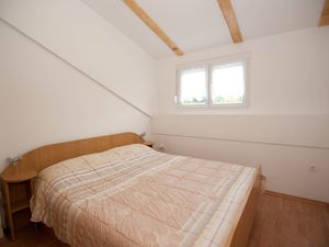 23928472-Ferienwohnung-4-Njivice-300x225-4