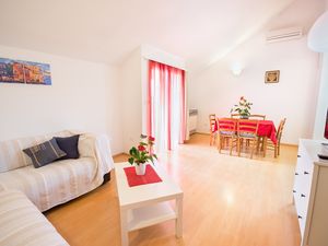 23928494-Ferienwohnung-4-Njivice-300x225-2